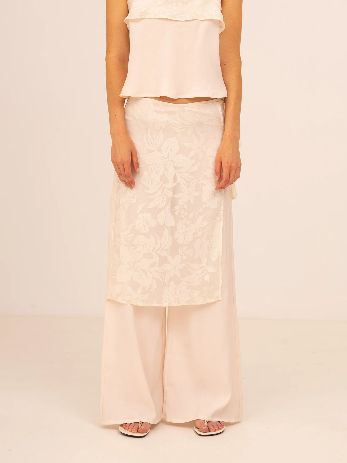 PANTALONES ANCHOS CON BONITO ENCAJE SUPERPUESTO