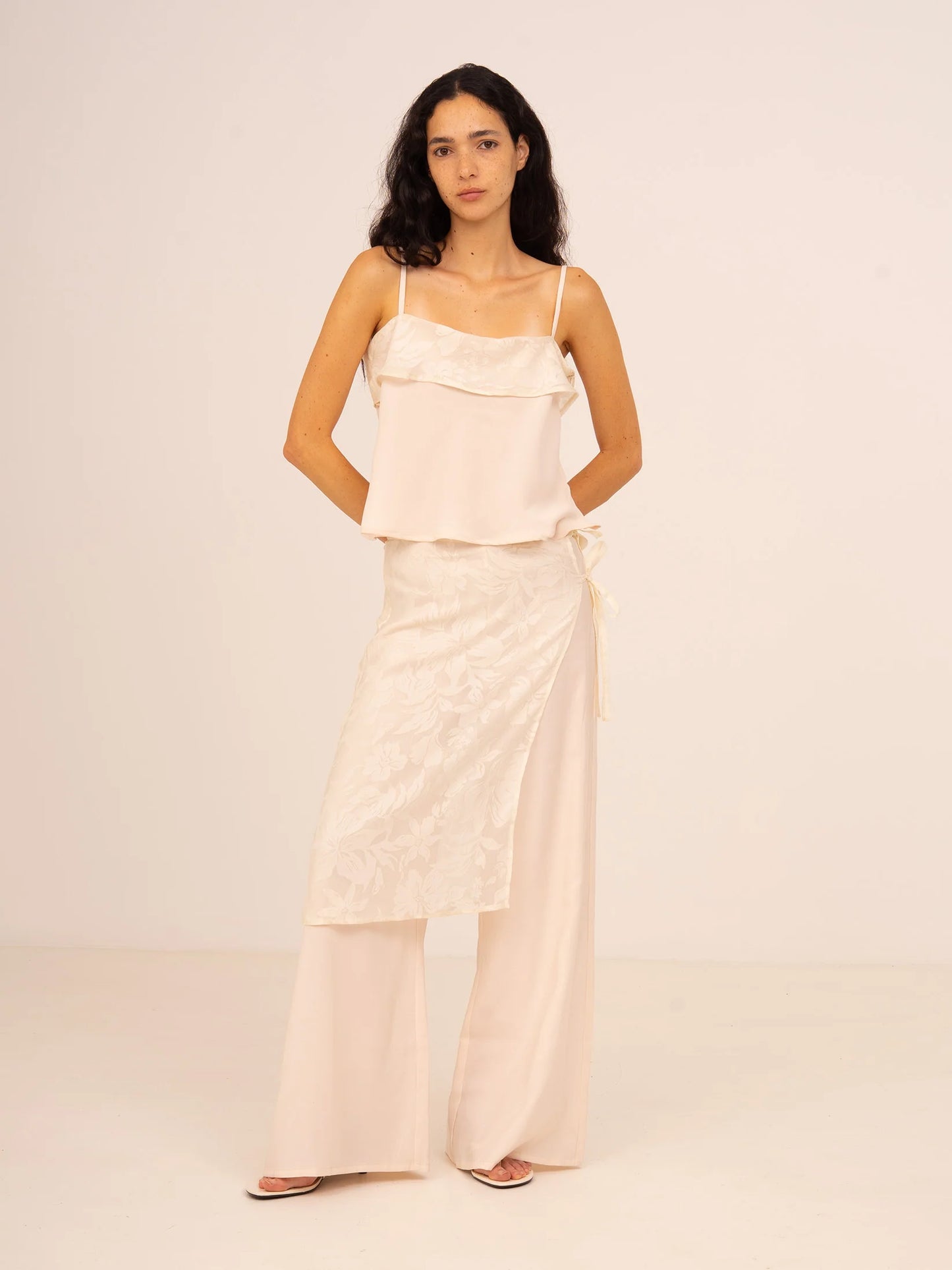 PANTALONES ANCHOS CON BONITO ENCAJE SUPERPUESTO