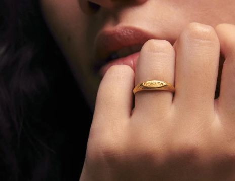 MINI BONITA GOLD SIGNET RING