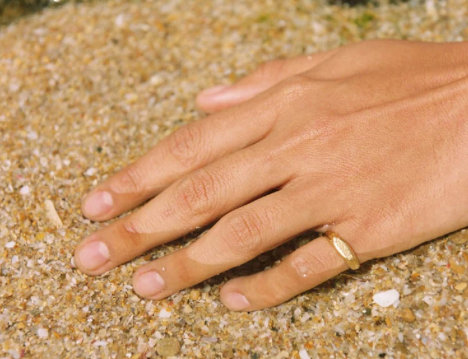MINI BONITA GOLD SIGNET RING