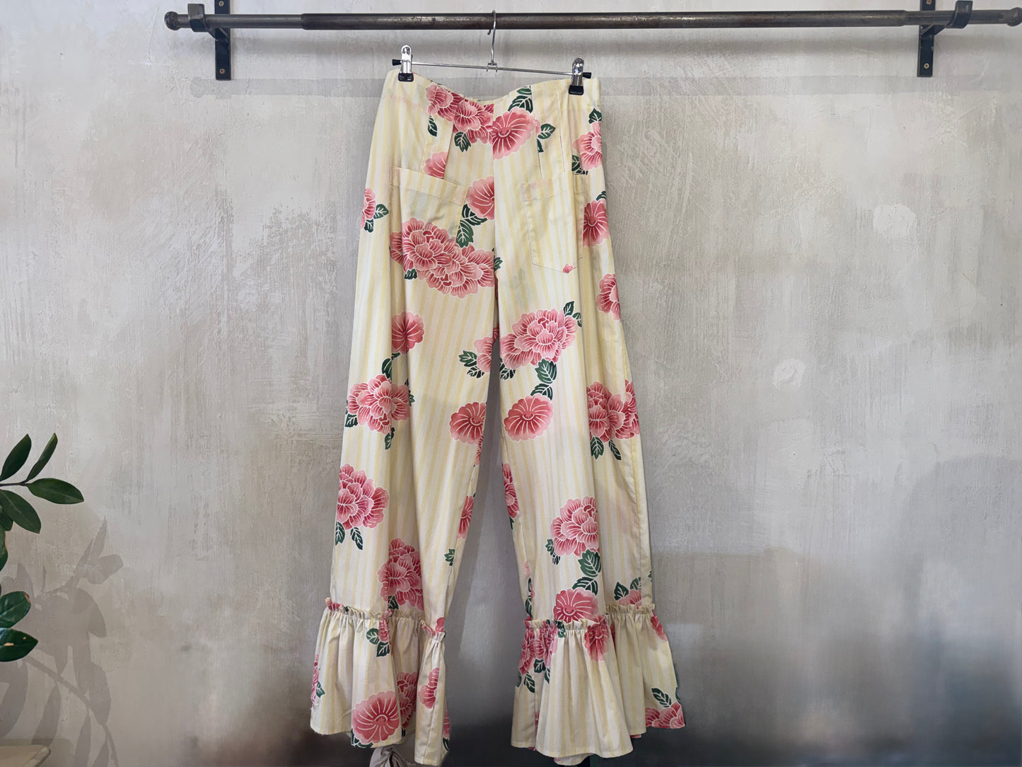 PANTALONES PEONY CON VOLANTES