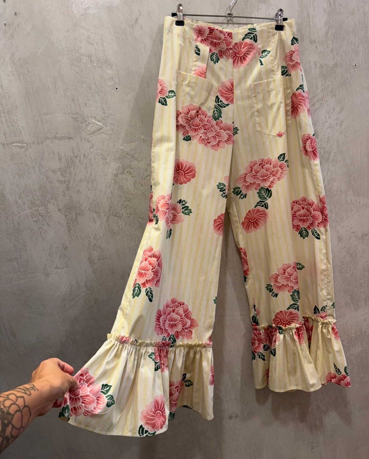 PANTALONES PEONY CON VOLANTES