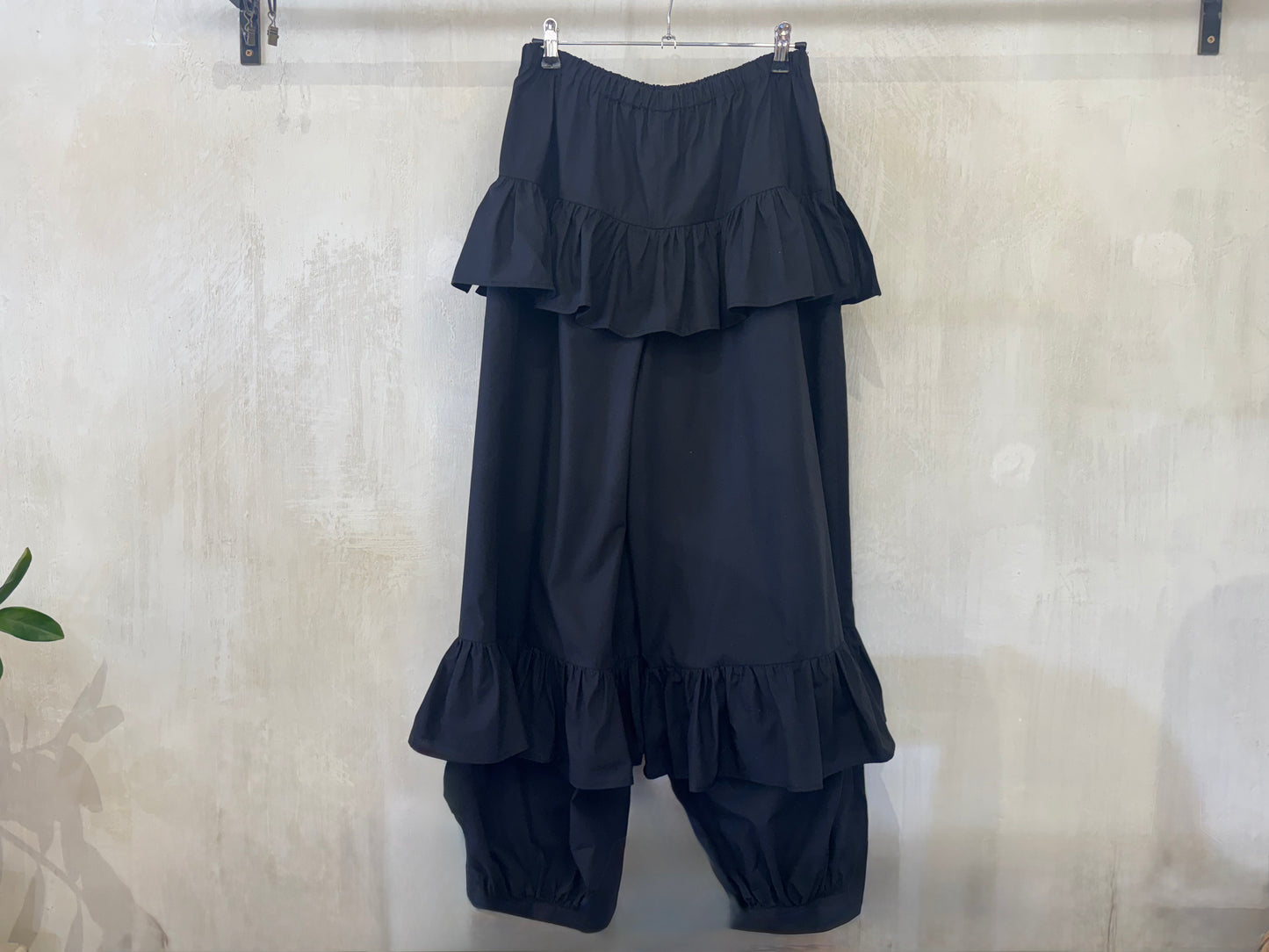 RUFLE BLACK PANTS