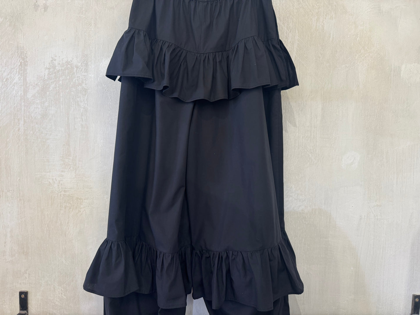 RUFLE BLACK PANTS