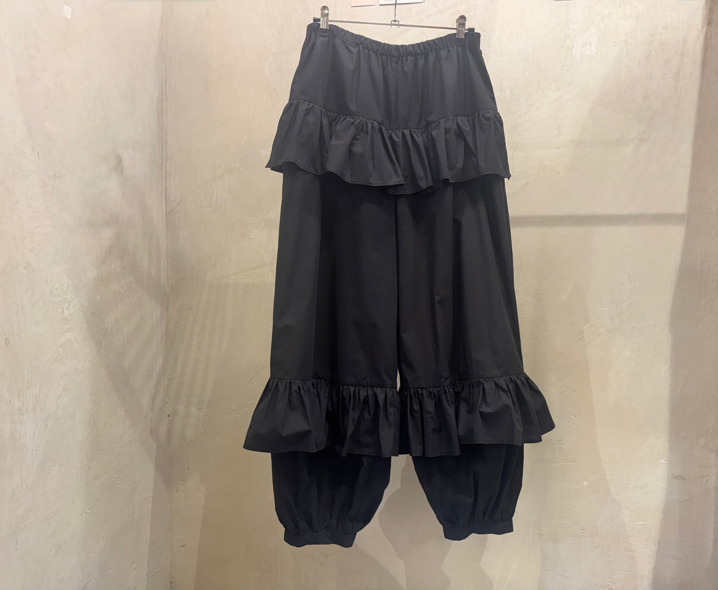 RUFLE BLACK PANTS