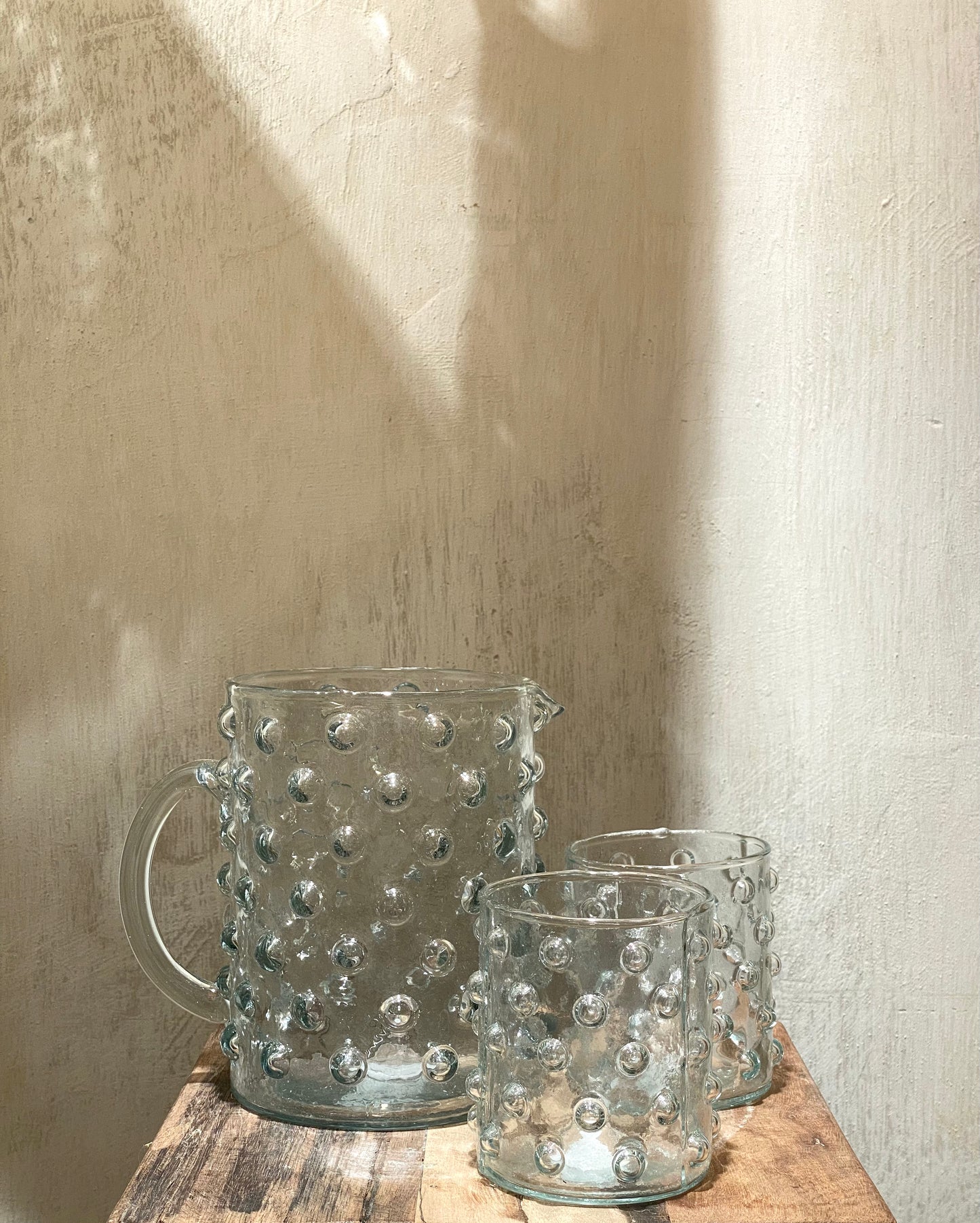 DRINKING GLASS WITH DOTS