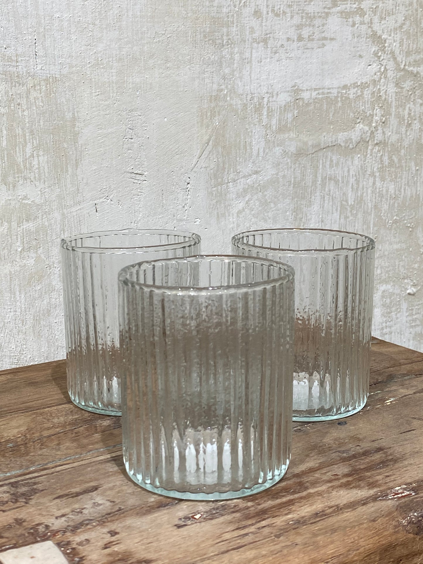 DRINKING GLASS WITH GROOVES