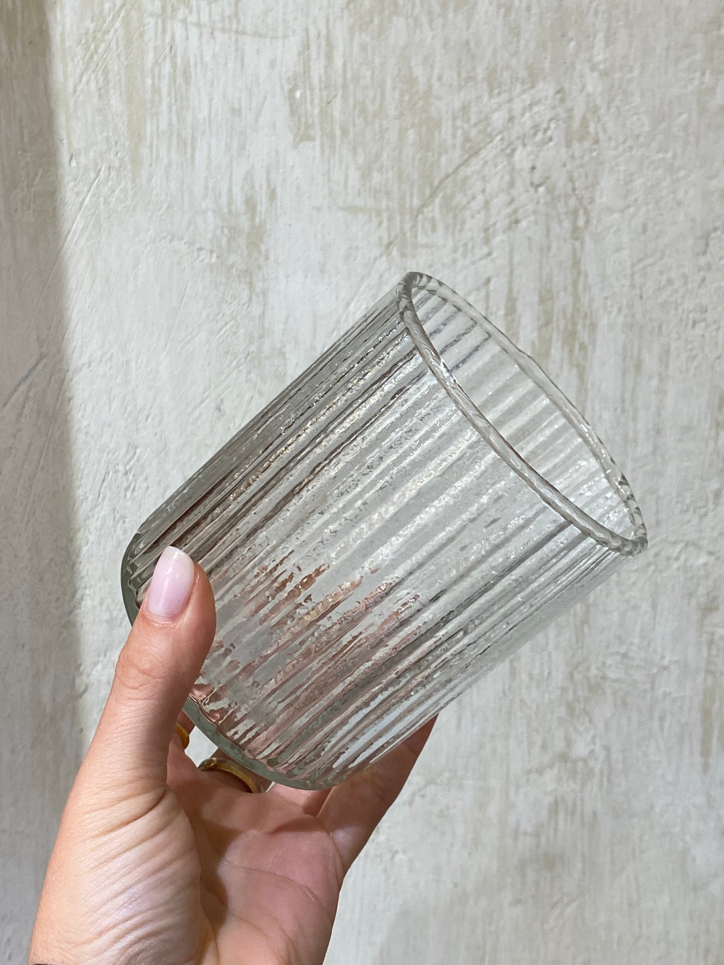 DRINKING GLASS WITH GROOVES