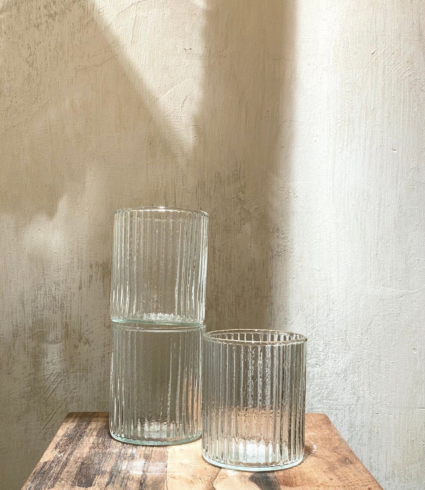 DRINKING GLASS WITH GROOVES