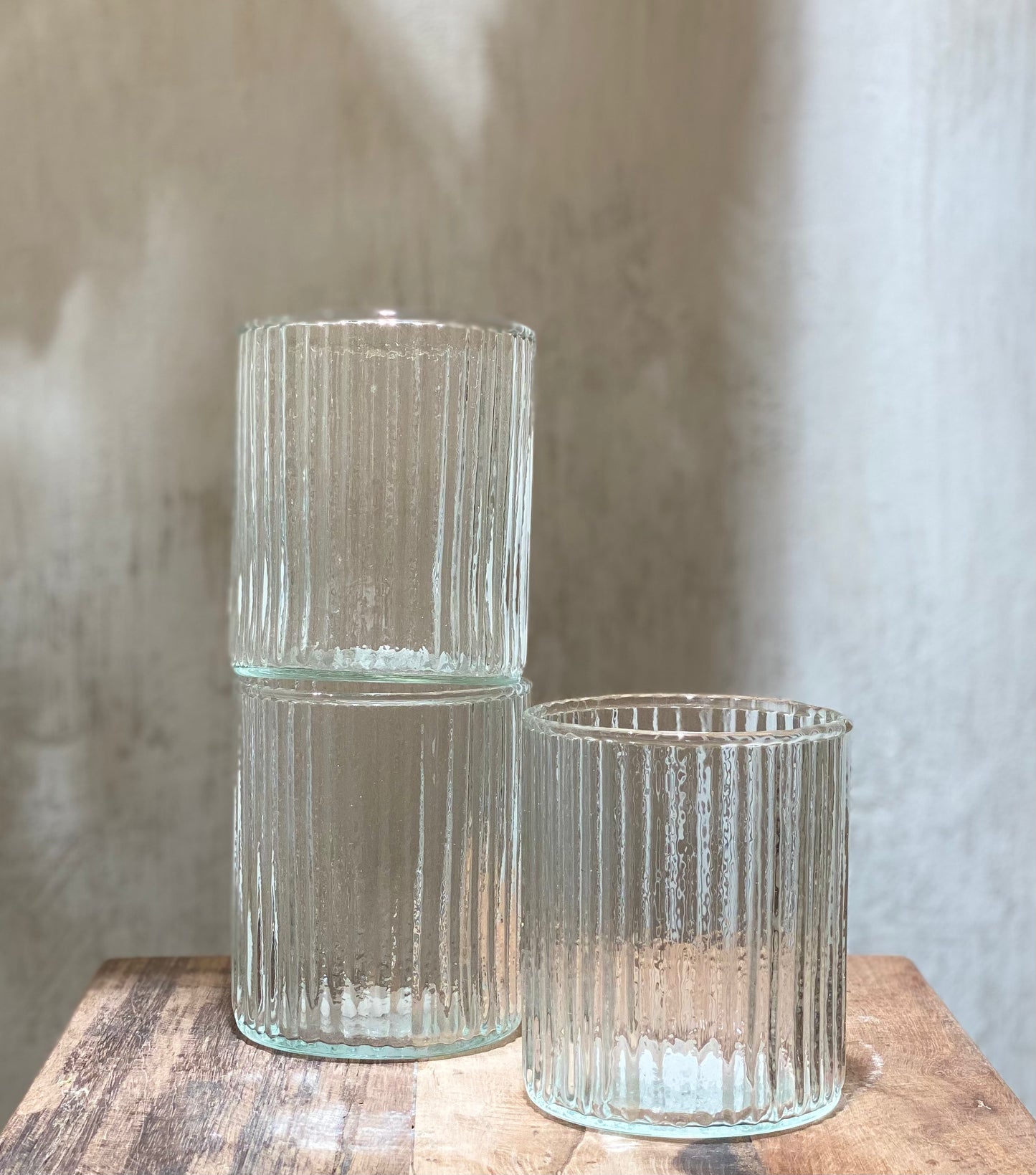 DRINKING GLASS WITH GROOVES