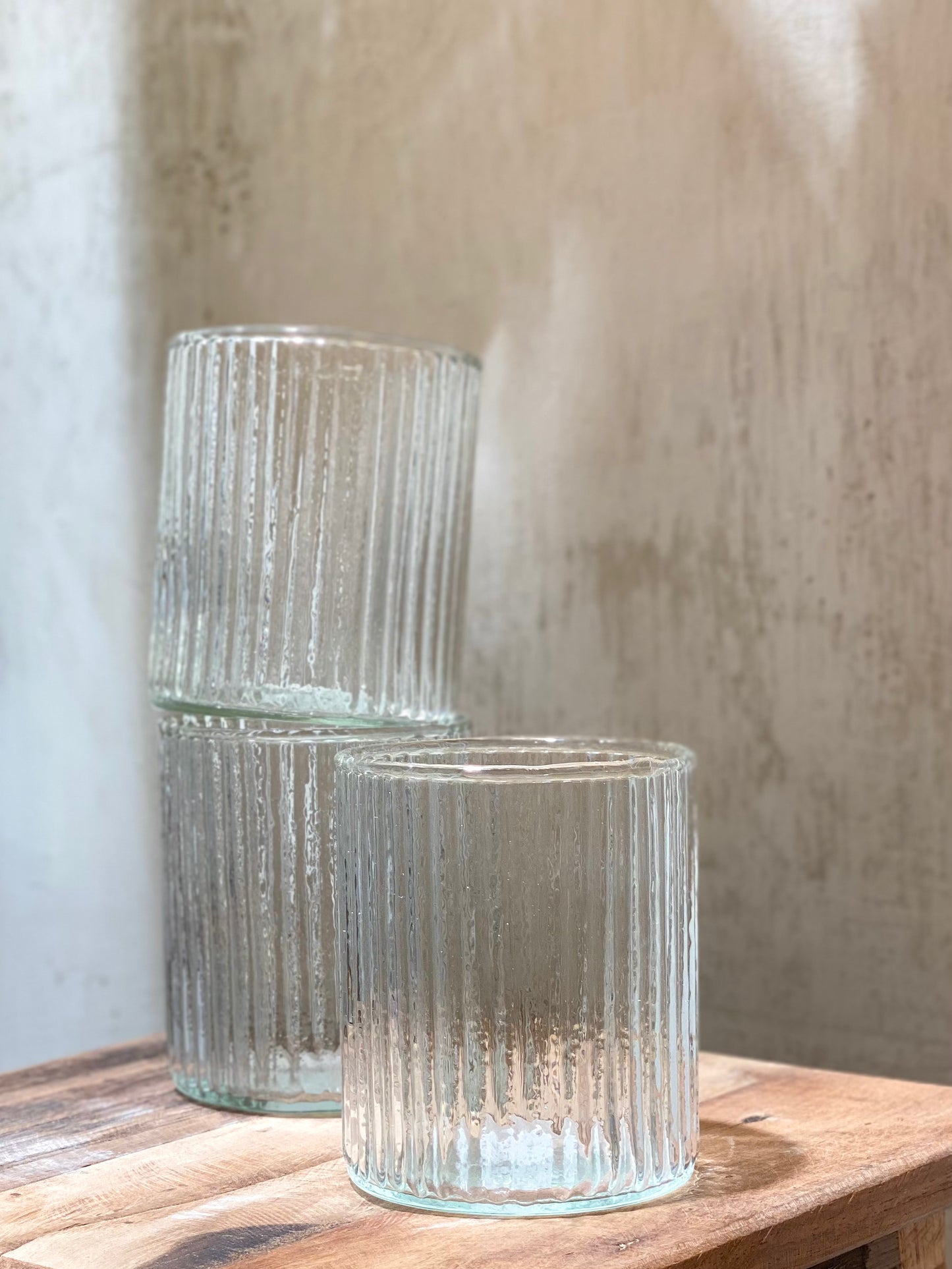 DRINKING GLASS WITH GROOVES