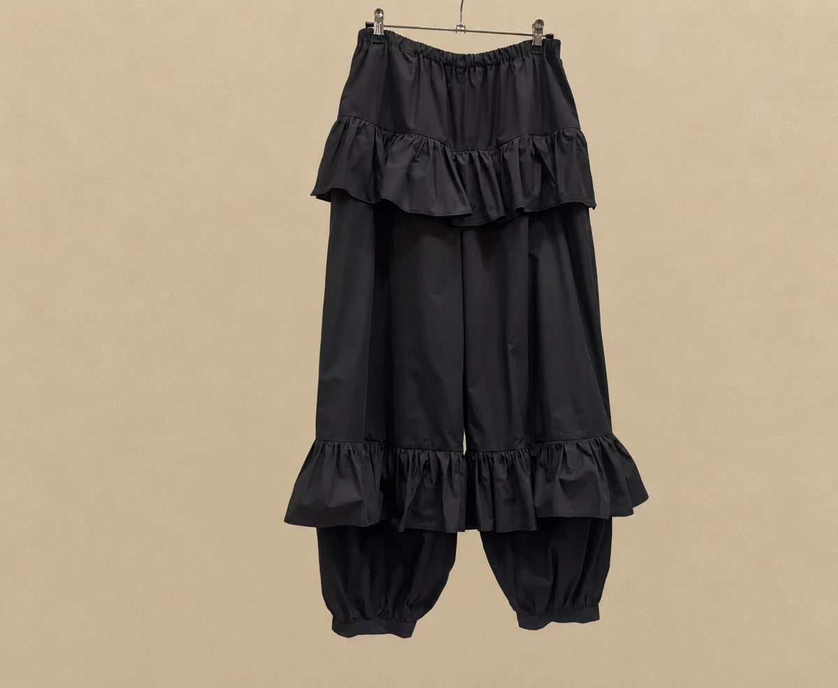RUFLE BLACK PANTS