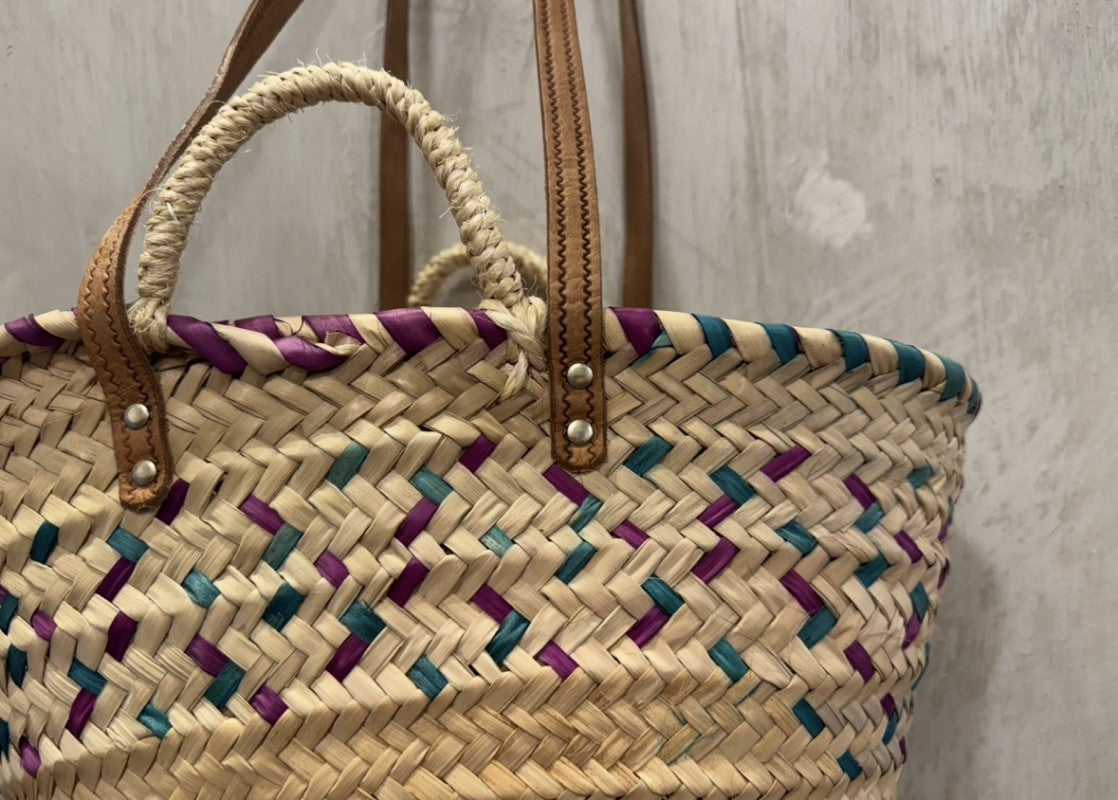 CESTA TEJIDA A MANO DE COLORES