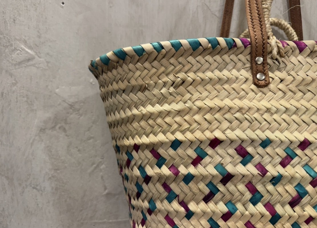 CESTA TEJIDA A MANO DE COLORES