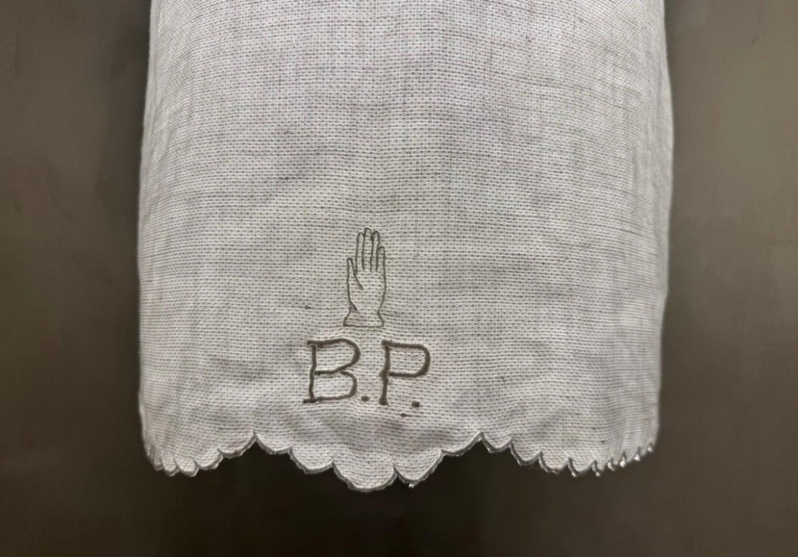 PANTALLA DE LÁMPARA BORDADA A MANO