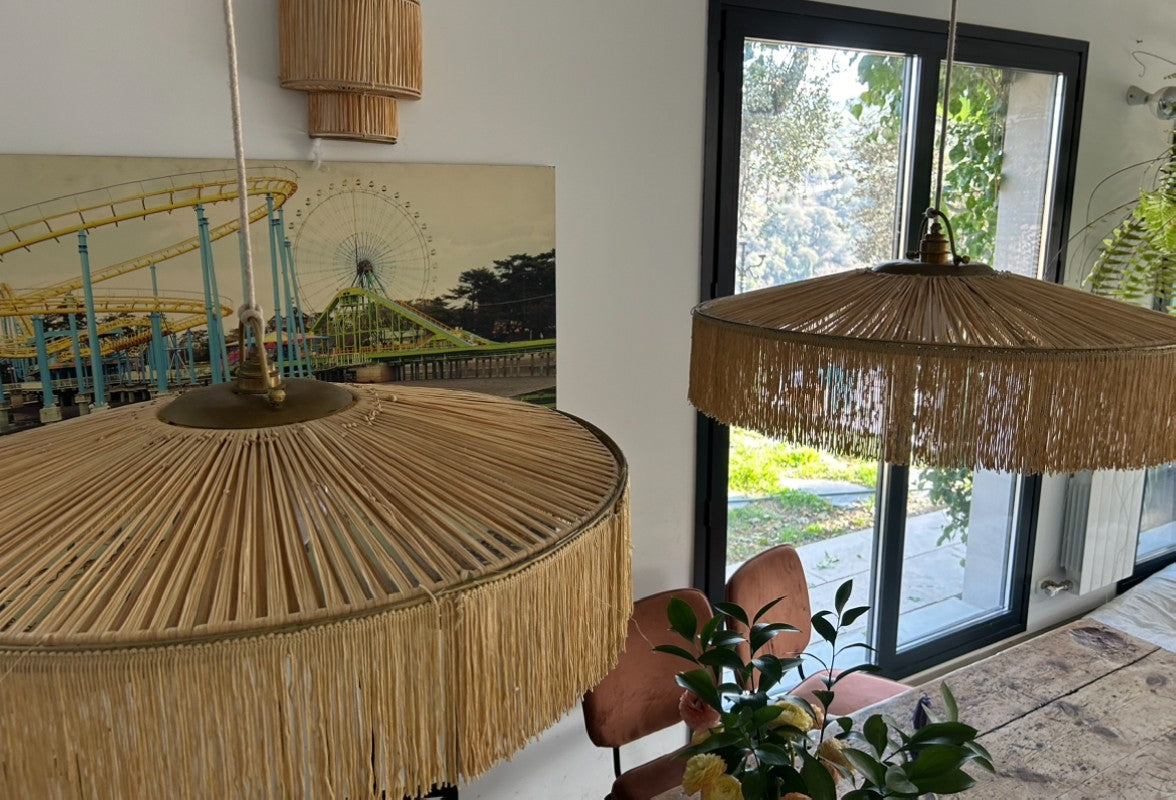 LÁMPARA PARASOL CON FLECOS Y RAFFIA