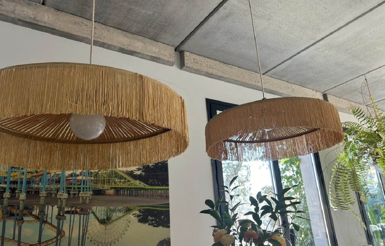 LÁMPARA PARASOL CON FLECOS Y RAFFIA