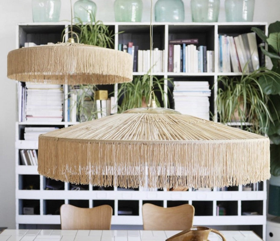 LÁMPARA PARASOL CON FLECOS Y RAFFIA