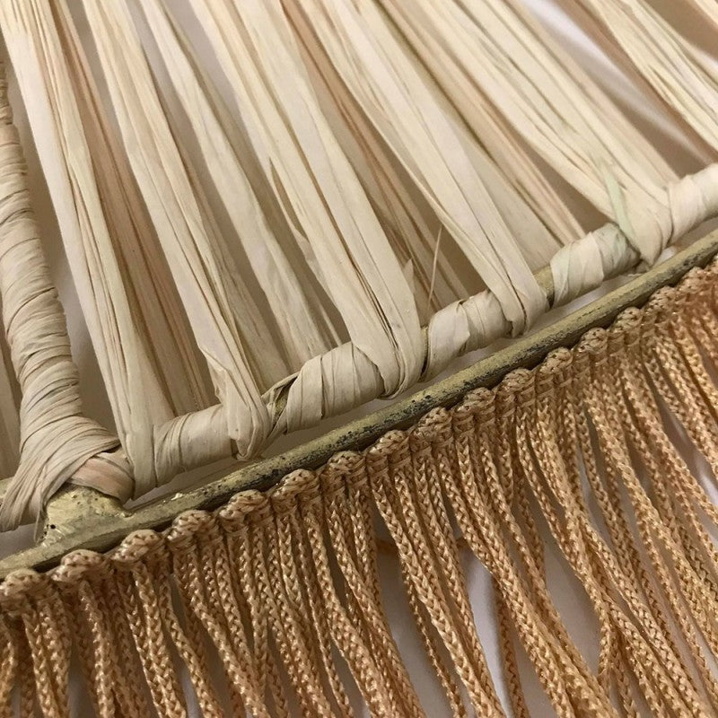 LÁMPARA PARASOL CON FLECOS Y RAFFIA