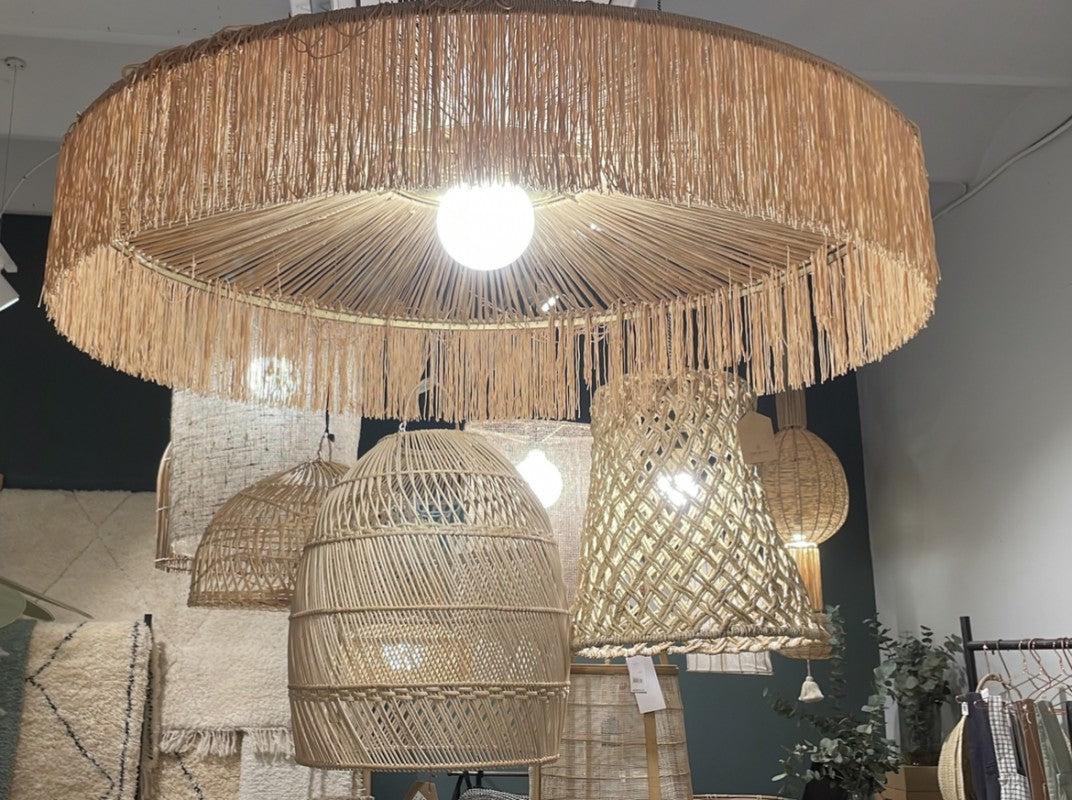 LÁMPARA PARASOL CON FLECOS Y RAFFIA