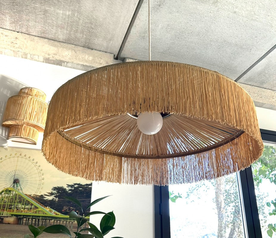 LÁMPARA PARASOL CON FLECOS Y RAFFIA