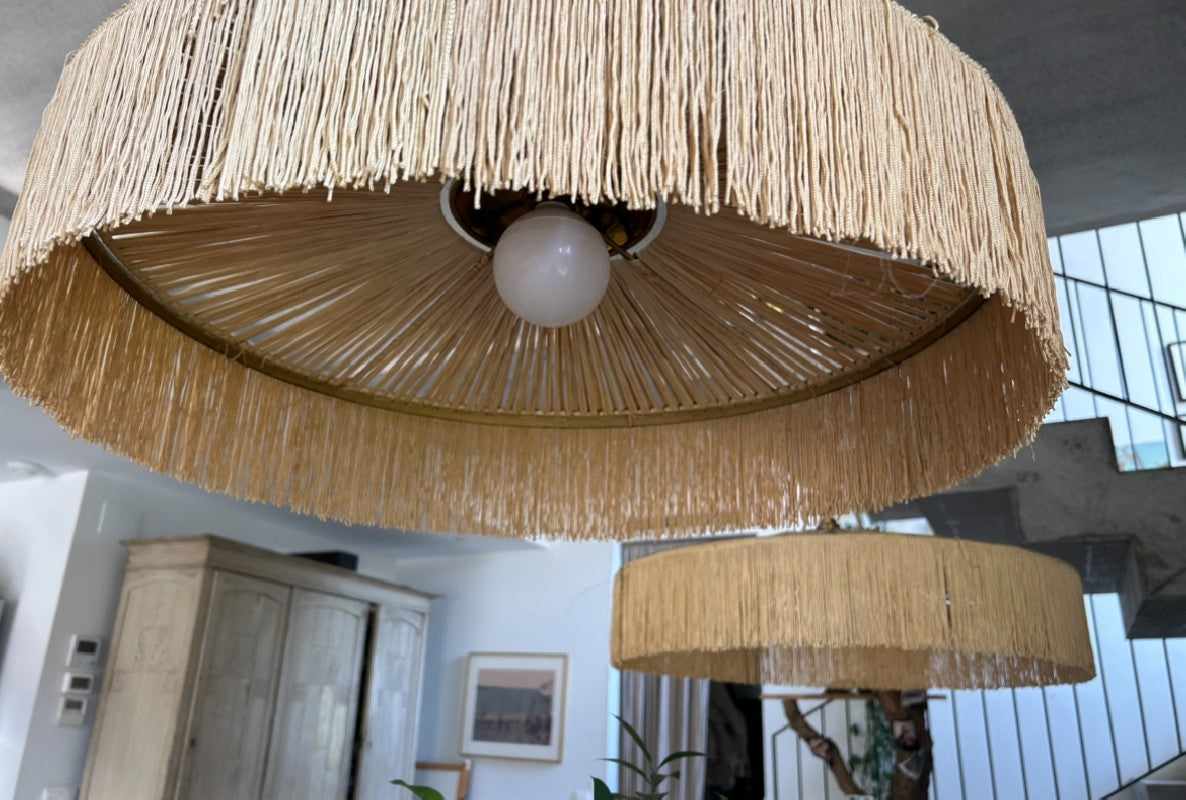 LÁMPARA PARASOL CON FLECOS Y RAFFIA